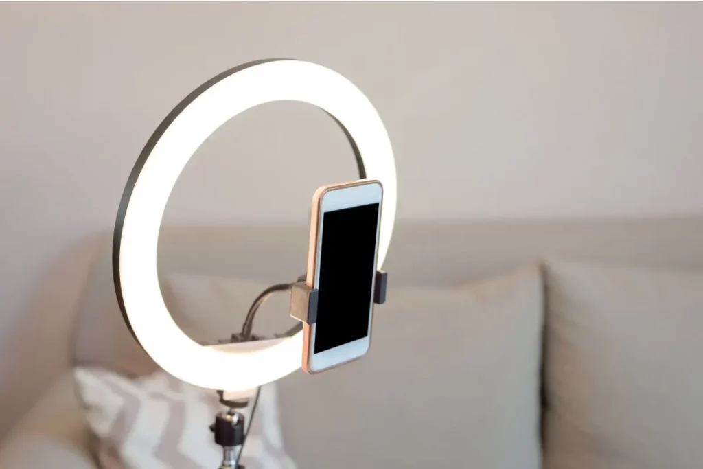 Hook vidéo : smartphone sur ring light pour tourner un contenu