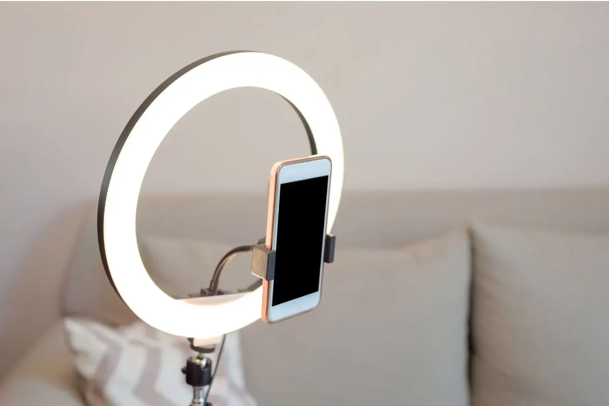 Hook vidéo : smartphone sur ring light pour tourner un contenu